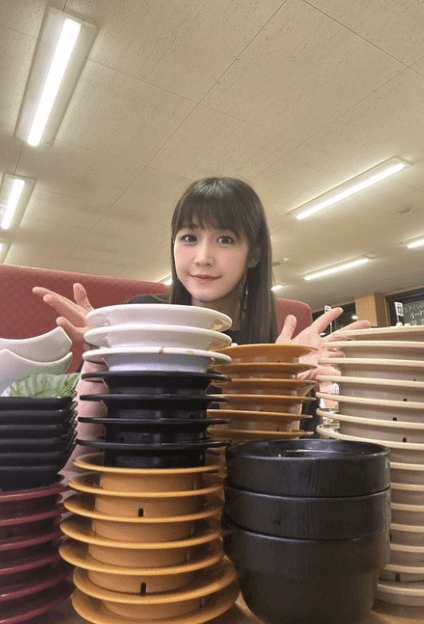 東京女子プロレス 上原わかな、回転寿司で驚異の食欲を披露！何皿食べるか聞いてファン騒然！