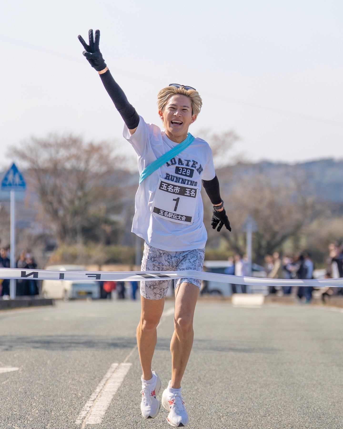 笑顔でゴールテープ　三津家貴也が玉名駅伝で地元を力走
