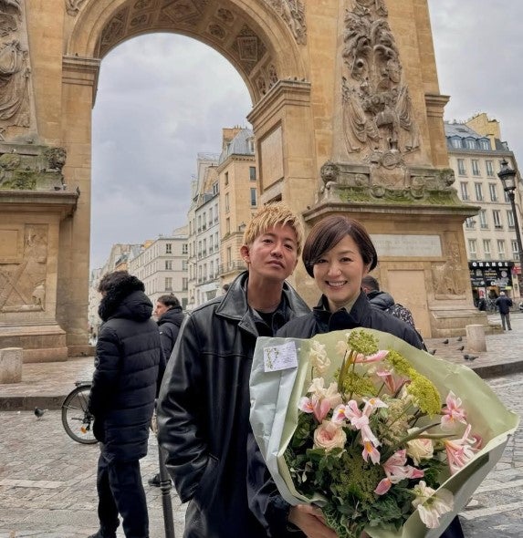 「お似合いの2人」「最高のコンビ」キムタク＆鈴木京香の貴重なツーショットが公開！