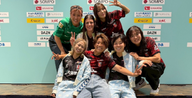 「赤と白の激突に華を添える」成宮唯、浦和戦でのオフショットに注目集まる！