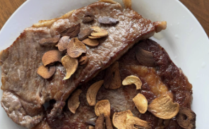 「朝から700g!?」小沢仁志の“スタミナ回復飯”が豪快すぎて話題に！