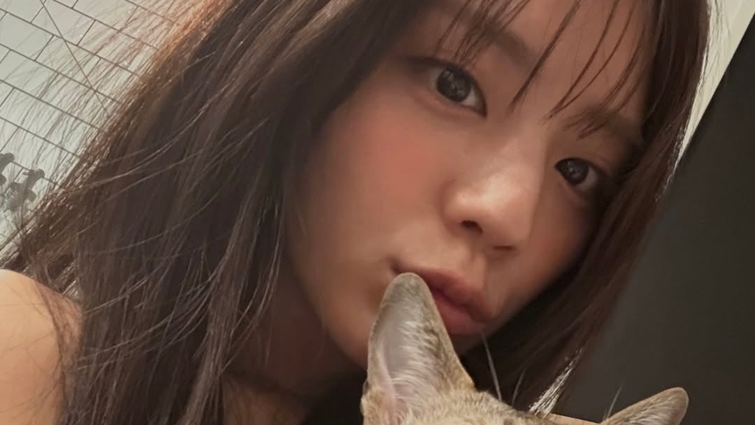 「オフ感あって新鮮」貴島明日香＆愛猫とのアップショットにファンメロメロ！