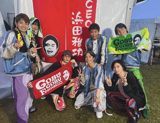 野外音楽フェス初出演！SixTONESが浜田雅功との記念ショット披露「雨の中お疲れ様でした！」