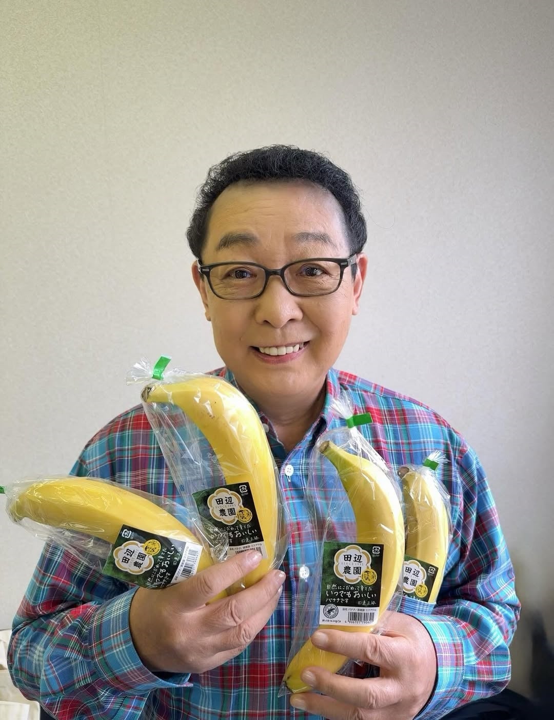 笑顔とともに、さだまさしが田辺農園のバナナを手にした理由！