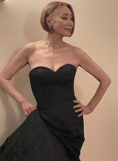 人気女優の胸元あらわな1枚に驚愕の声続々 ”奇跡の63歳”と話題に