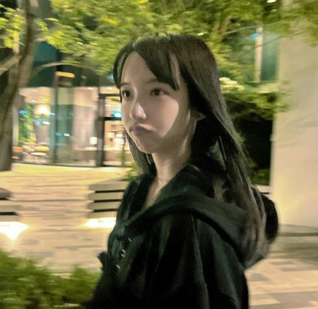 「涼しくなって嬉しい！」山之内すずが黒のパーカーでお出かけ！