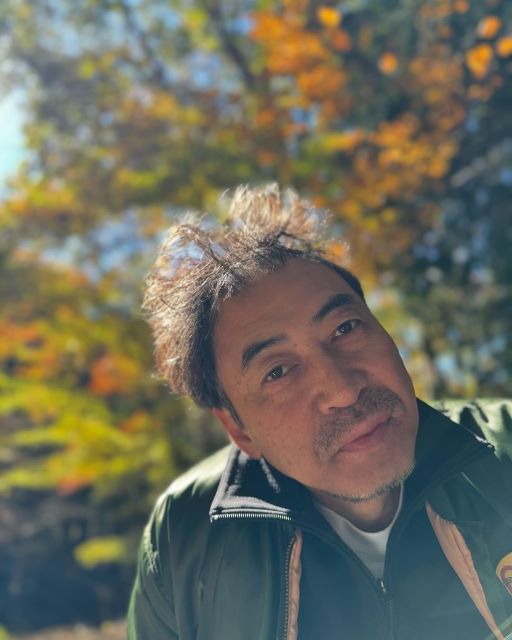 「もみじ狩り楽しいよ〜」芸人ワッキー投稿写真の「肝心なモノがピンボケ」でファン爆笑⁉︎