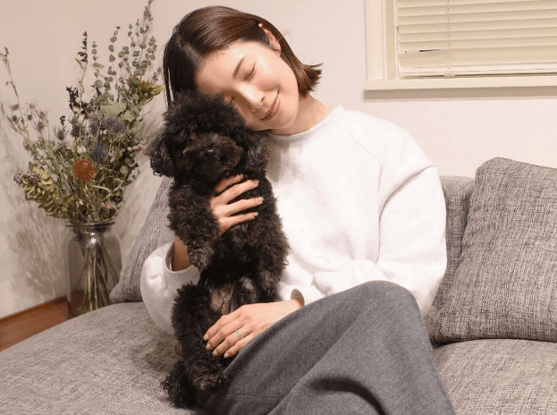 「ワンコに頬ずりする1人の美女」ルーム内のラブリーショットを披露！正体はあの元プロ野球選手の美人妻だった