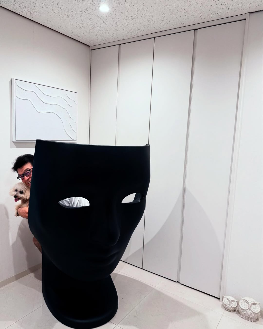 「巨大な仮面のオブジェかと思ってしまいました」元プロ野球選手・小早川毅彦の息子が買っていたらしい椅子に注目集まる