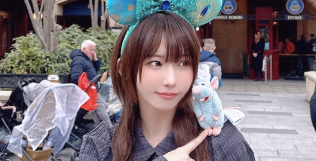 「肩乗りレミーが可愛すぎる！」えなこ、ディズニーランド・パリでのショット公開