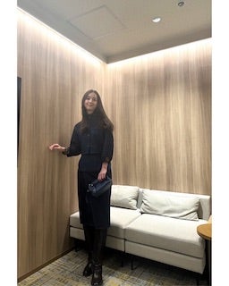 「ねえまって足長すぎ…」人気モデル 衝撃の10頭身ショット公開し驚愕の声殺到