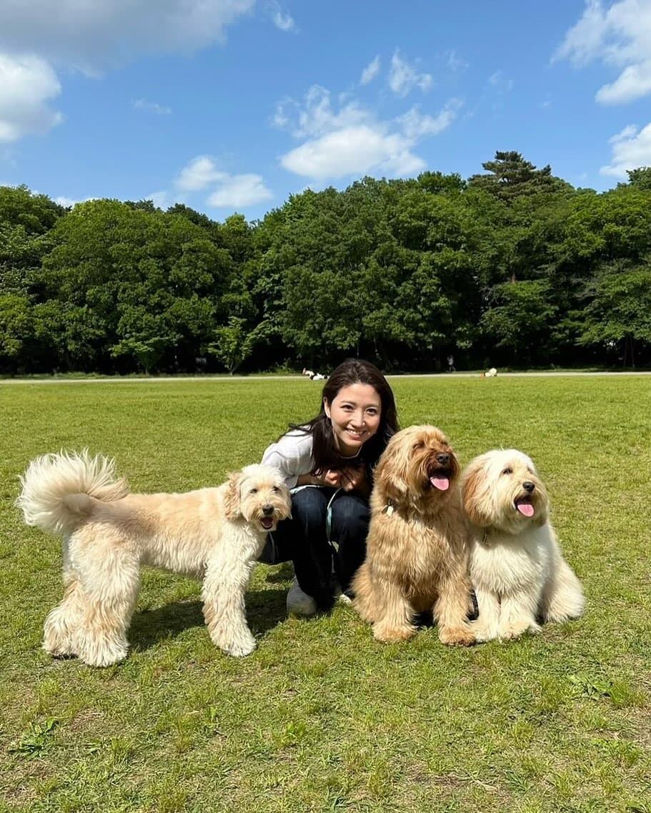 三田友梨佳、青空の下で愛犬とのショットを公開！