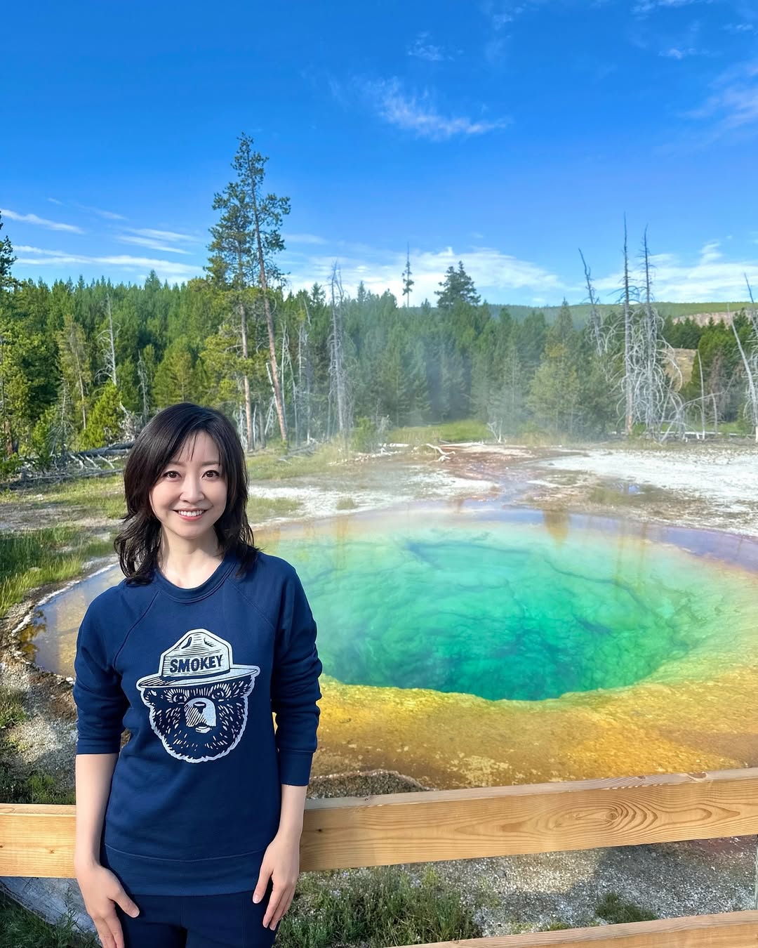 「良い景色と自然に溶け込んだ可愛い笑顔の美人」女優・黒川智花のイエローストーン国立公園での1枚にファン釘付け