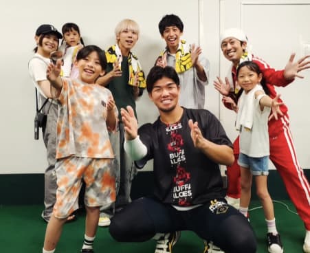 オリックス・頓宮裕真、芸能人ファミリーと戯れるほっこりショットを披露！