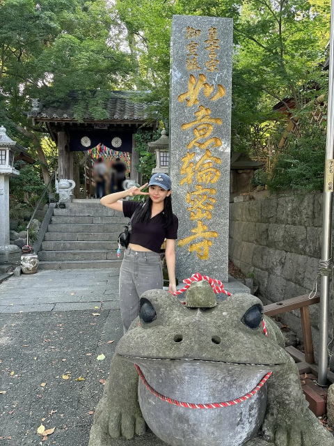 ヘソ出しスタイルで映えスポット満喫！HKT48・大内梨果、