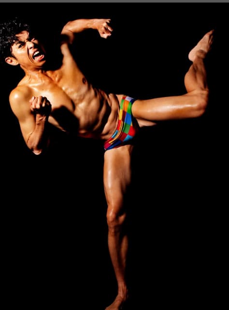 お笑い芸人 小島よしお 筋肉美を披露！「カッコよく撮ってもらいました」