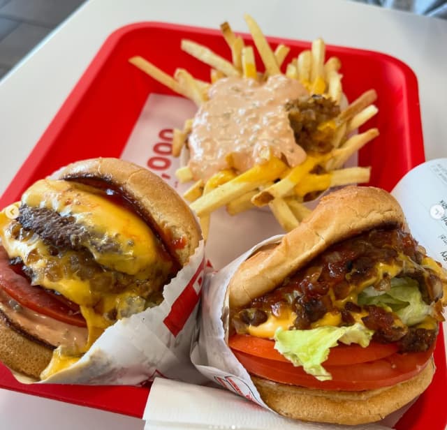 女優 筧美和子 in ロサンゼルス！大迫力のバーガーを食す！