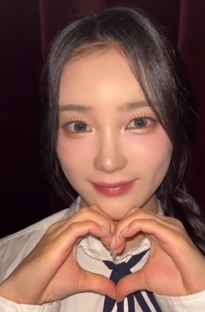 プリンセスのようなビジュアルに釘付け！人気アイドルの最新動画が話題に