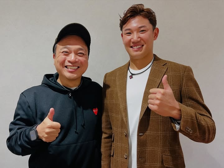 DJケチャップ(藤本芳則)、奥川恭伸がゲスト出演したトークショーでMCを務める