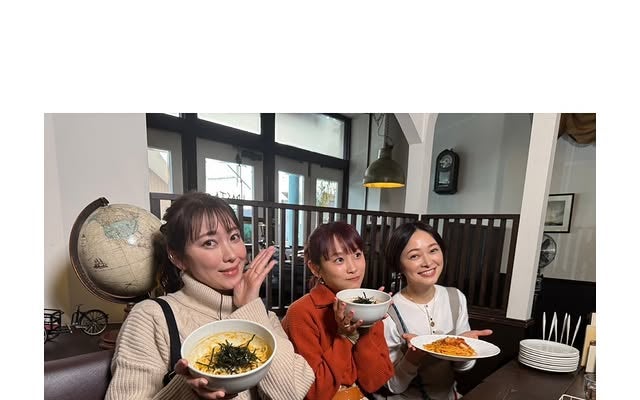 レジェンド2人と豪華旅⁉高橋愛、新旧モー娘。スリーショットにファン歓喜！