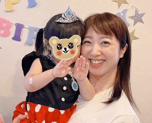 人気アナウンサーが娘との幸せショットを公開、2歳の誕生日を祝う「アクセサリーにも興味が」