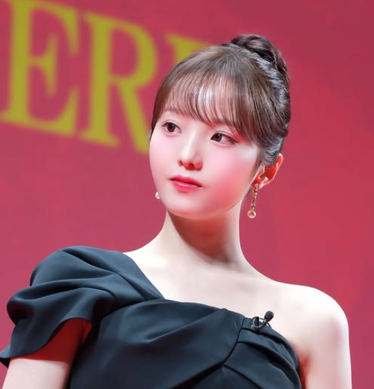 本田真凜、圧巻の黒ドレス姿…視線奪う女神の微笑