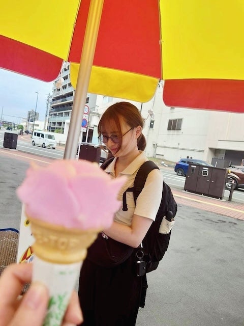 元乃木坂46・鈴木絢音、秋田名物ババヘラアイスを満喫「お腹いっぱいなのに食べてしまった」