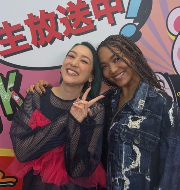 クリスタルケイが30年来の大親友との番組出演を報告！満面の笑みで仲良しショットを公開