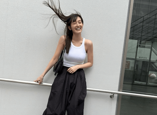 「素敵がもっと素敵になりました」元乃木坂の美女ヨガトレーナー、強風猛々しい路上で”NEWヘア”披露！「一段と美しい」