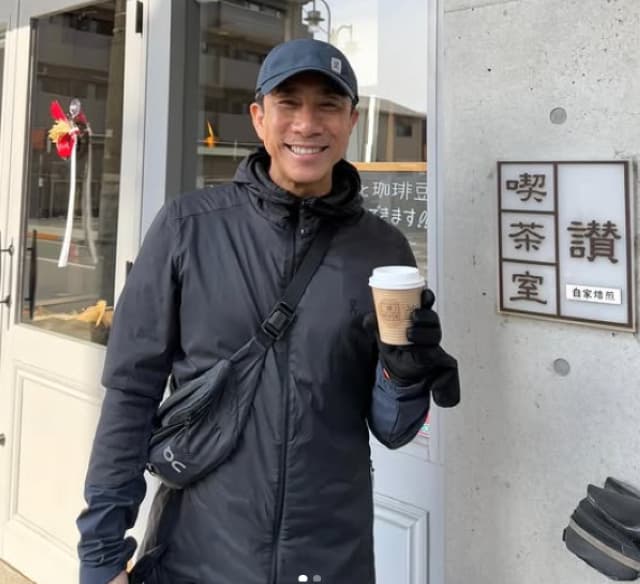 元気が出ると話題！元サッカー選手・前園真聖 コーヒー片手に満面の笑み！