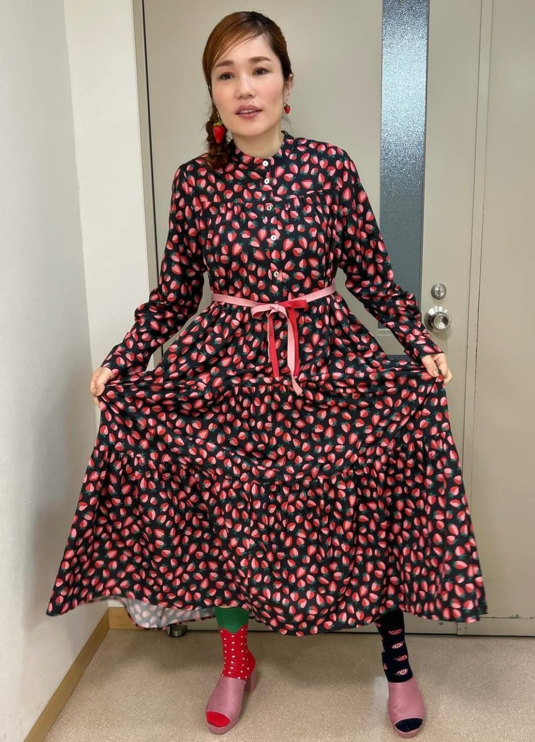 「イチゴ1500個集めました」平野ノラ、可愛すぎるイチゴコーデにファン絶賛！