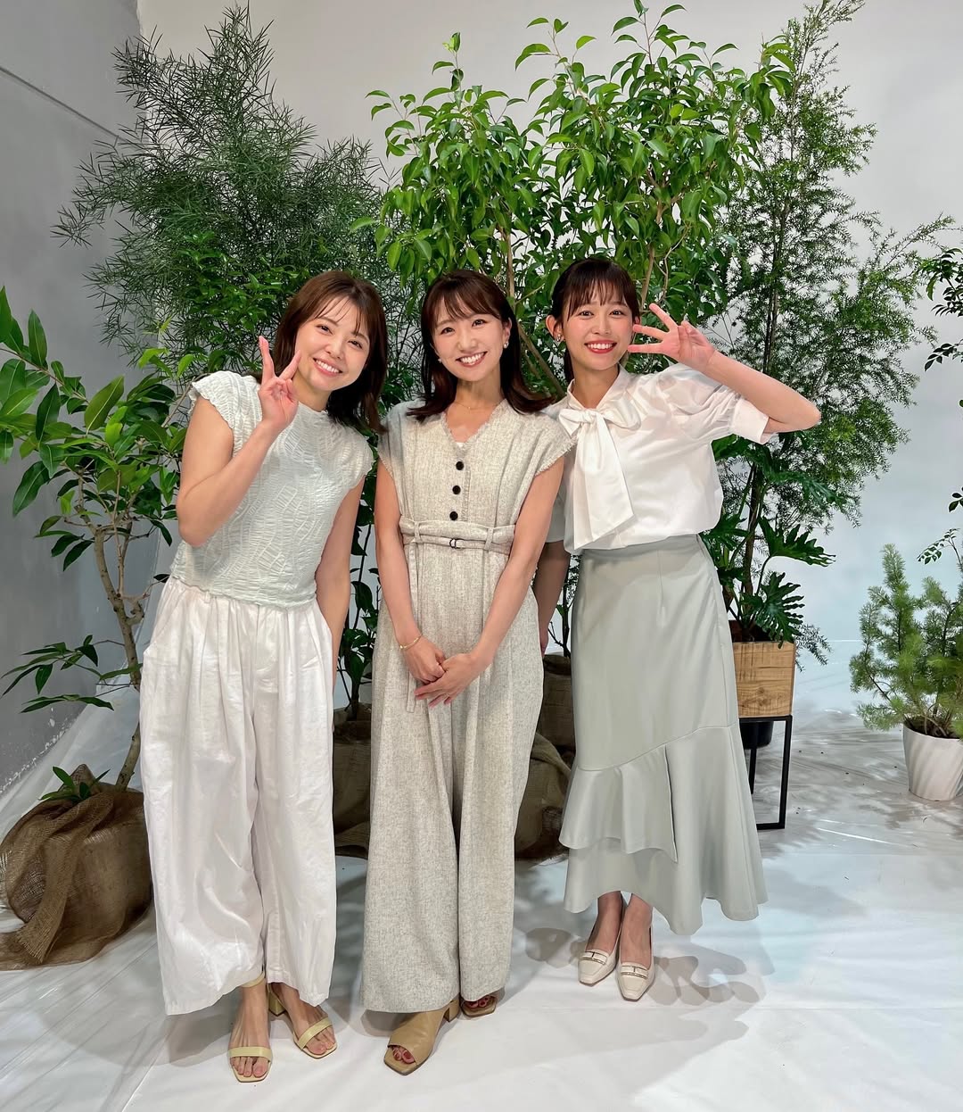 フジテレビアナウンサー・松村未央、メンバーと集合し嬉しくも服の色がリンクしたスリーショットを公開！