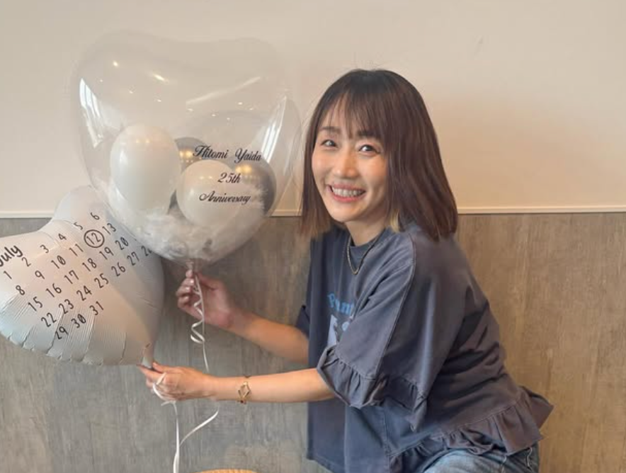 「芝サンダルが話題」矢井田瞳、デビュー25周年を祝う風船と“裸足気分”ショットを披露