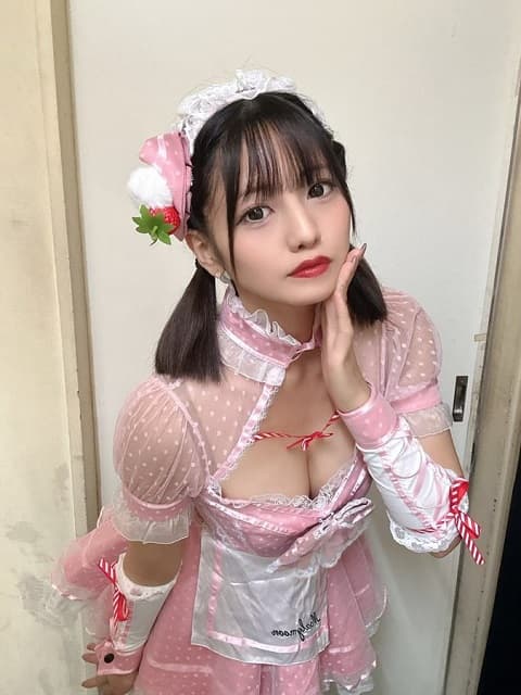 音大卒アイドルがセクシーなウェイトレス姿を披露！ファン「365日通います！」