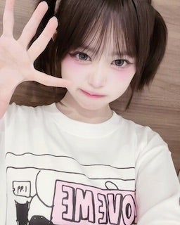 「別人みたい。」父は人気YouTuber 美人モデルの自撮りショットにコメント続々