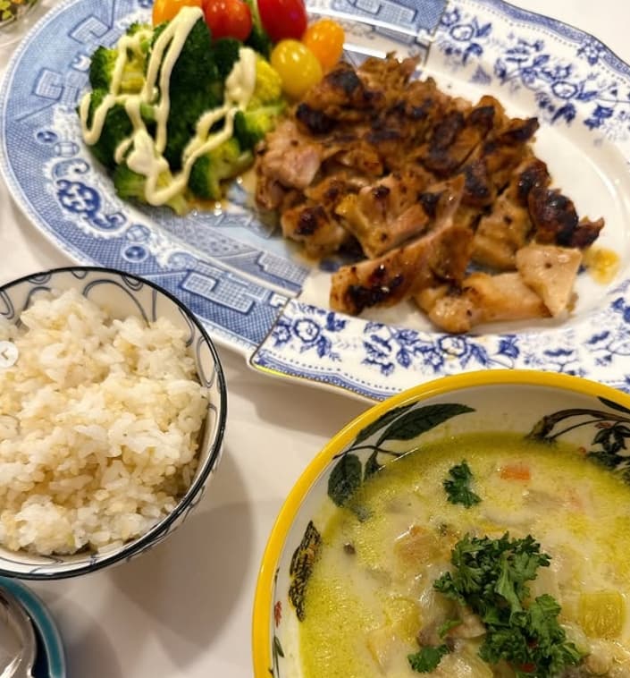 小川菜摘のクラムチャウダー×チキンステーキの贅沢おうちごはんが話題に！