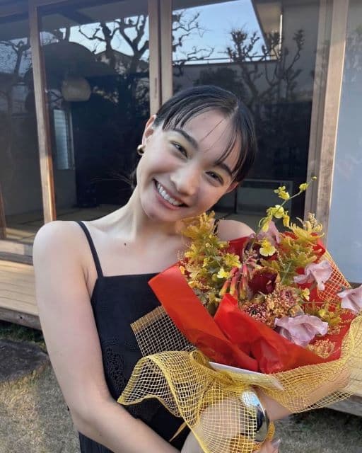 あの人気モデルが素肌の美しさ際立つキャミソール姿を公開し、ファンからは”透明感すごすぎる”の声！