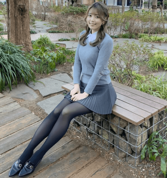 「スタイル抜群ですね」元アイドルの美女フルート奏者、岩ベンチで見せた”微笑みショット”にファン歓喜！「うぉーかわゆす」