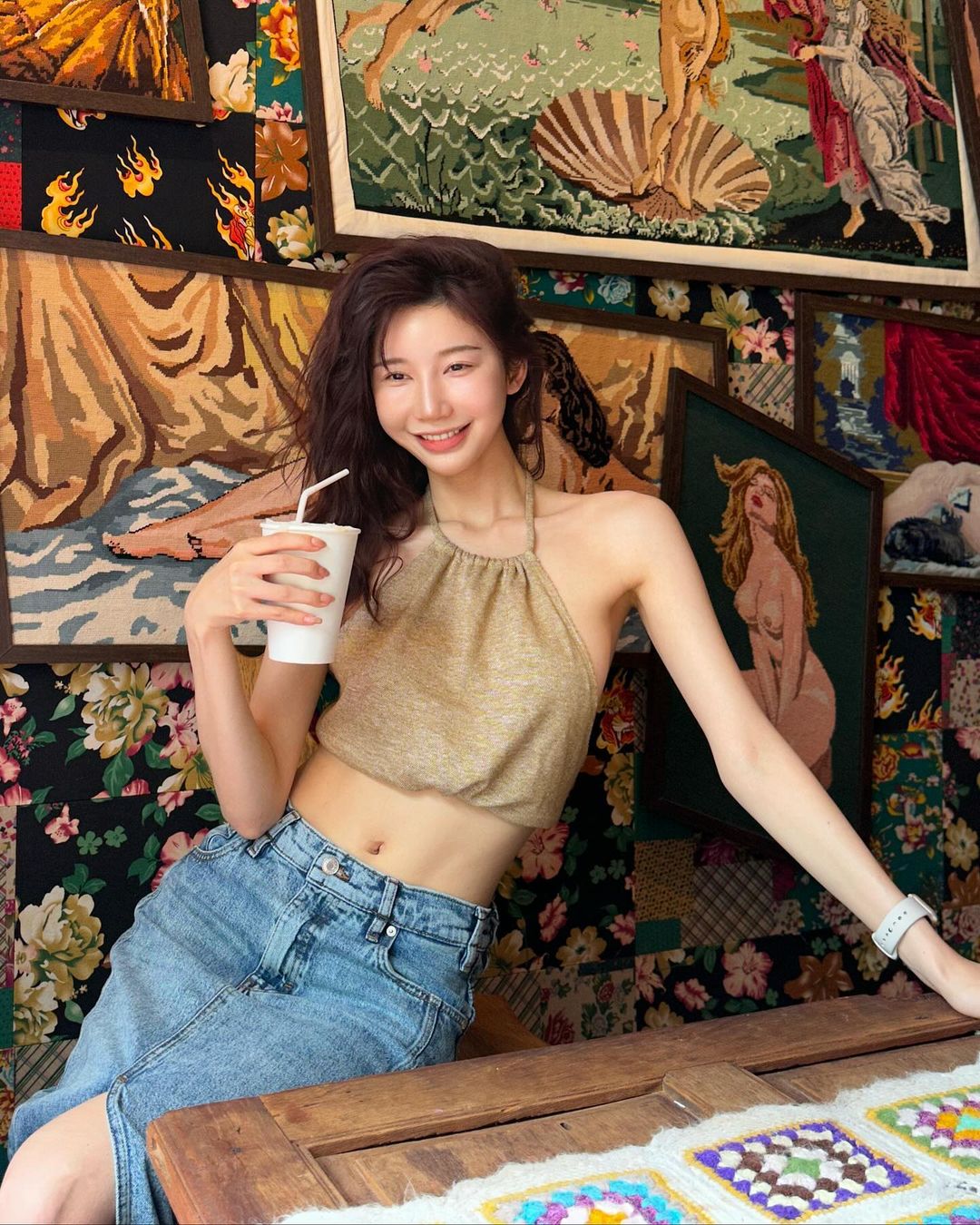 フォロワー50万人越え！あのタレントがヘソ出しショットを披露！