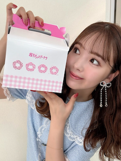 ミスドを手ににこるんニッコニコ😀「発売日にしっかり食べました🤍」