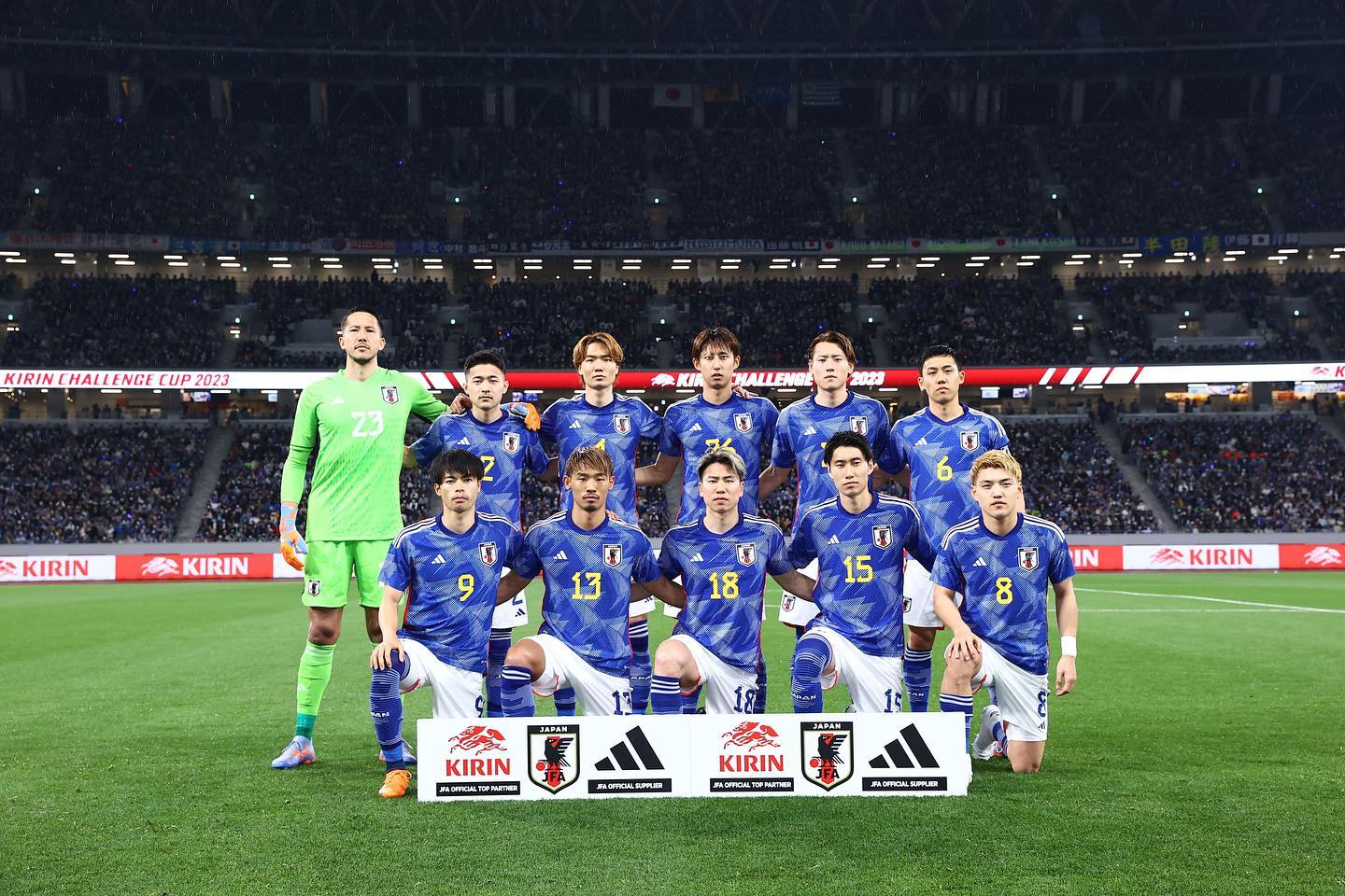 👀「もはや魔法のドリブル」三笘薫、ウルグアイ戦終えチーム写真公開⚽️