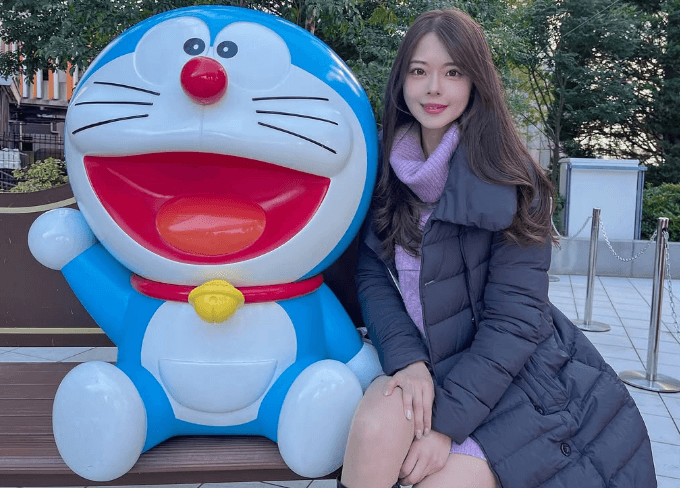 「究極の小顔効果です」人気ラウンドガール、”ドラえもんとデート風ショット”＆のび太＋しずかちゃん3Sが話題に