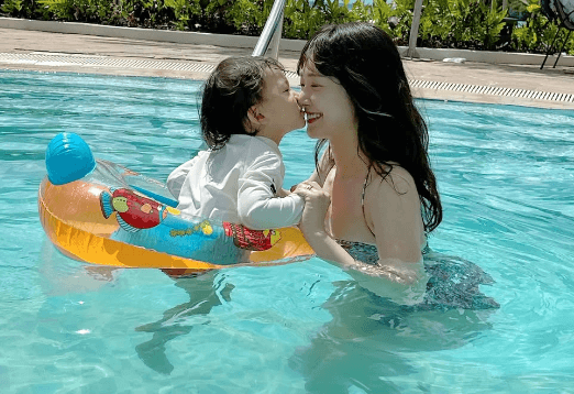 「キュンとしました」人気モデル、INグアム！愛息との”プール・お戯れ”ショットムービーに癒されるファン続々