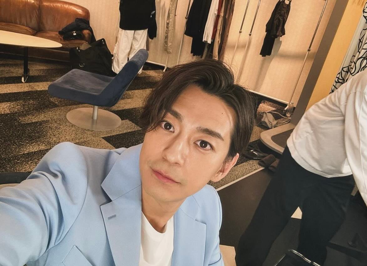 何の撮影!?人気俳優が水色のジャケットでパシャリ