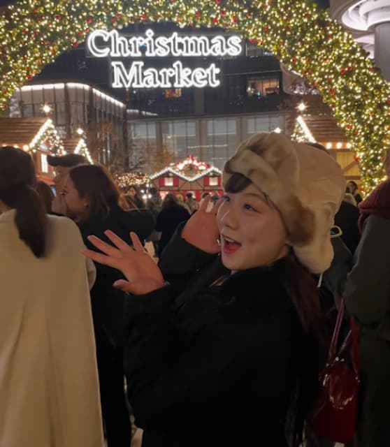 宮田笙子、クリスマスマーケットでホリデー気分を満喫！『今年もあと少し』