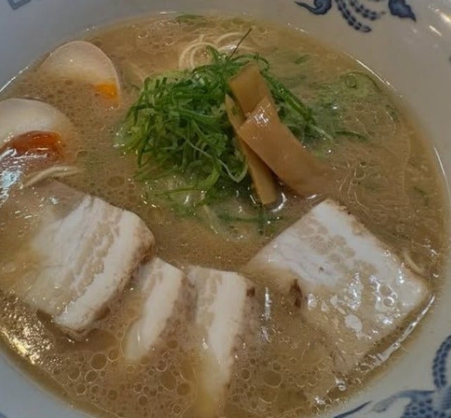 「一心不乱にすすった！」ミキ昴生が観劇後に濃厚なとんこつラーメン！