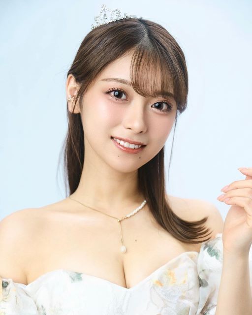 女優・まるぴ ドレスで生誕祭告知！