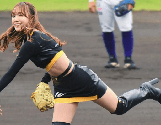 「どの写真も素敵ですよ」野球美女子、投球式の美麗ピッチングショットを公開！キュートだと反響続々「美しい」