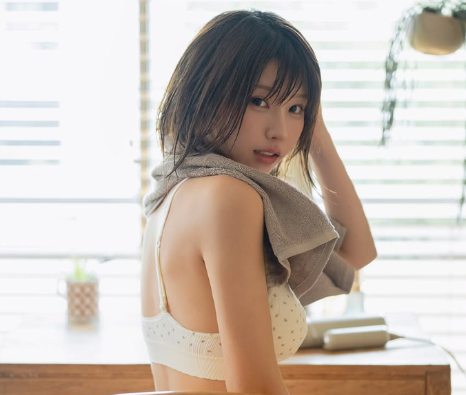 「見たい…けど見せすぎ！？」えなこ、新作写真集で“ズボラ×美ボディ”のギャップ炸裂！