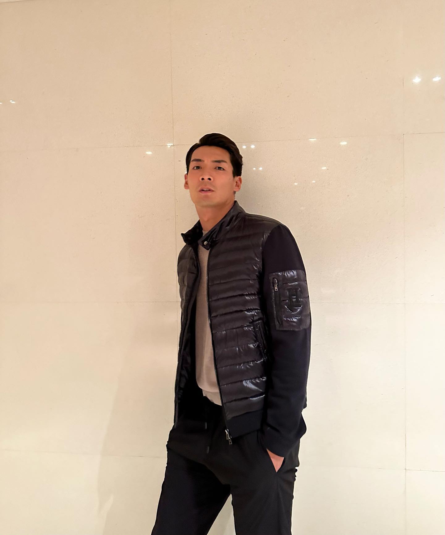 槙野智章、ヘルノの春ダウンを着用した写真を公開。「左腕のHモノグラムがたまらんね。」